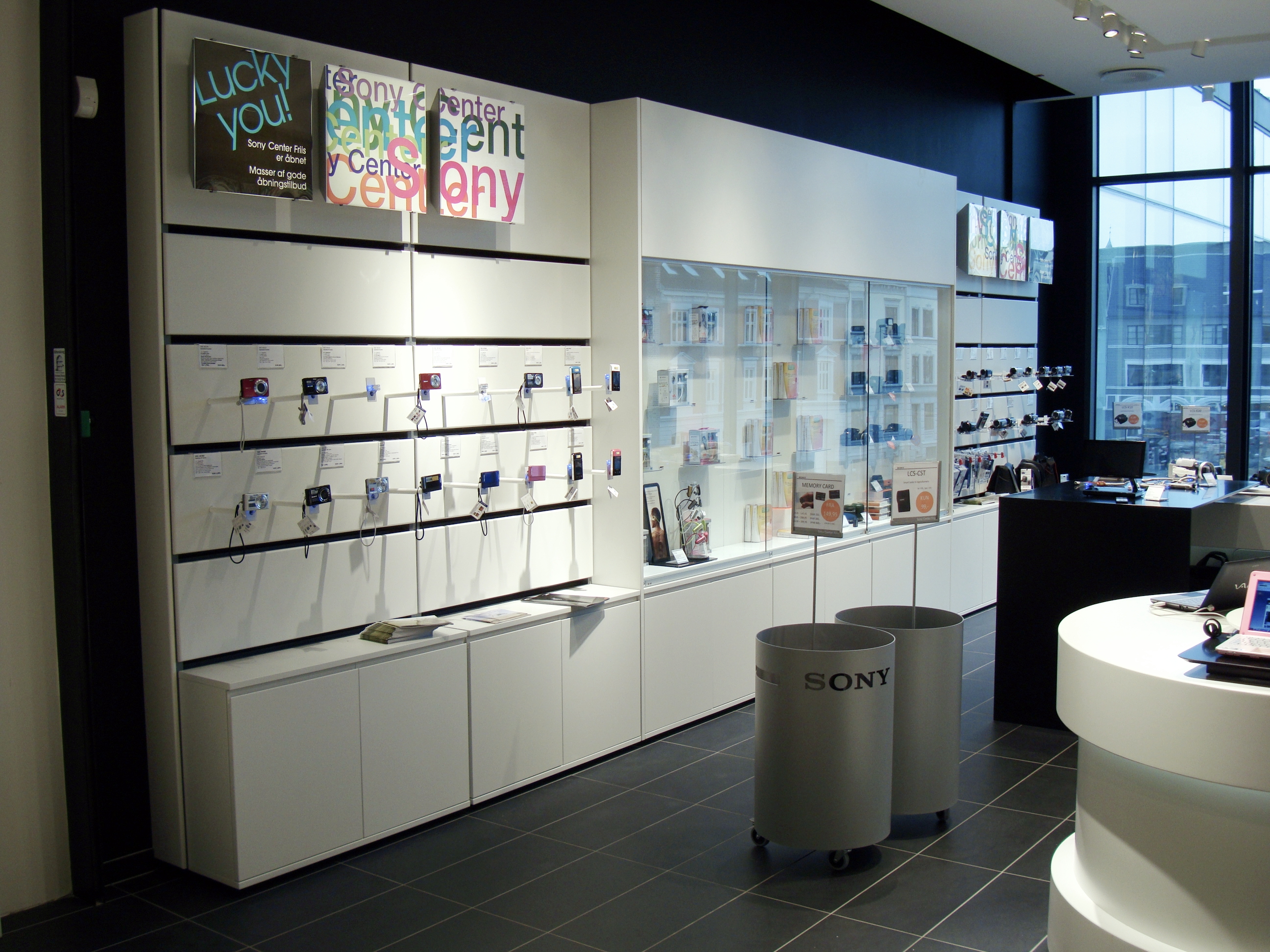 Electronics Floor and Wall Display WALLS+FORMS